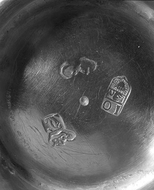 Détail : poinçons.