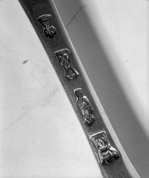 Détail : poinçons.