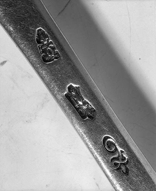 Détail : poinçons.