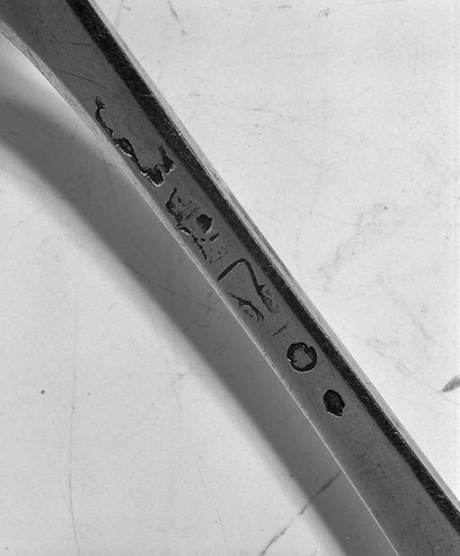 Détail : poinçons.