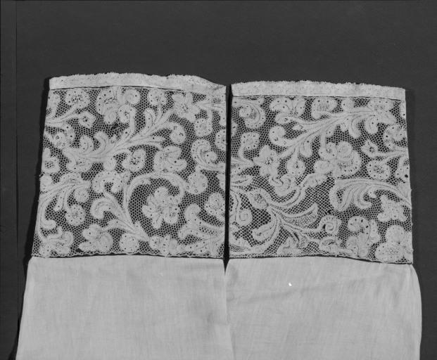 Détail : dentelle des manches