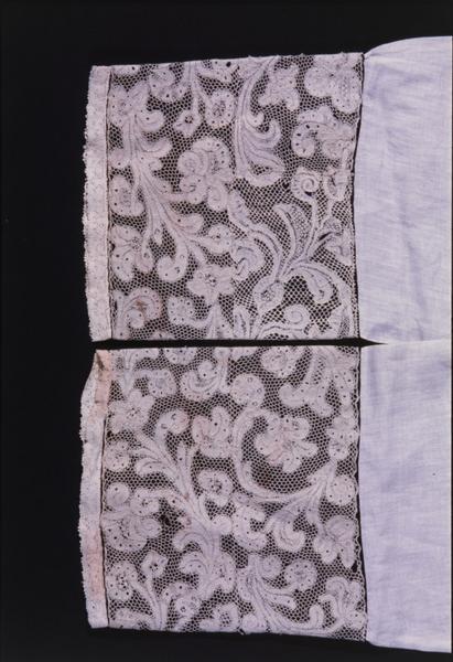 Détail : dentelle des manches