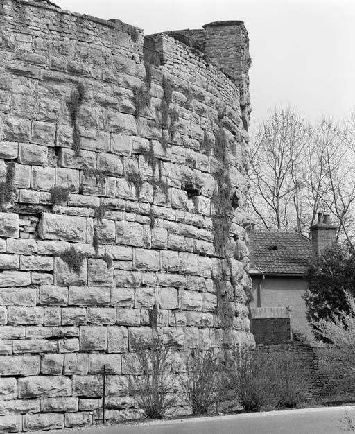 Grosse tour, improprement appelée bastion, de l'Hôtel-Dieu, depuis le fossé (1992).