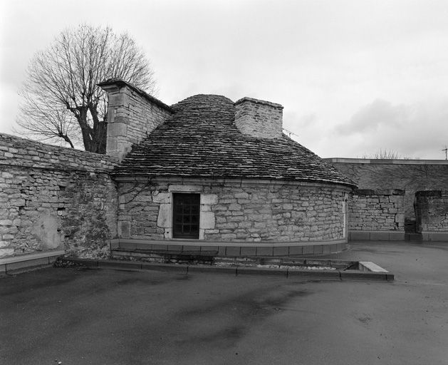 Tour des Cordeliers incluse dans la "Grosse Tour" (improprement appelée bastion) de l'Hôtel-Dieu (1992).