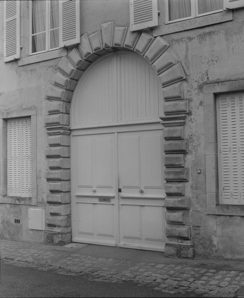Ancien portail, rue Docteur-Bourée.