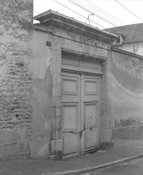 Portail de la cour antérieure, 18 rue Guyotte.