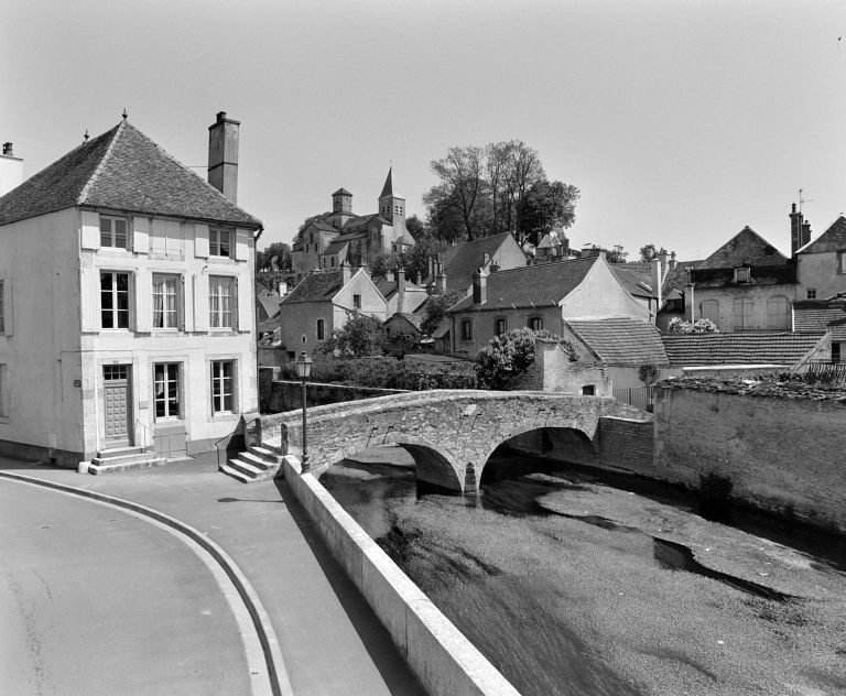 Vue éloignée de trois-quarts prise en amont