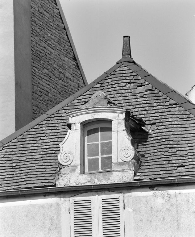 Façade : lucarne portant la date 1780