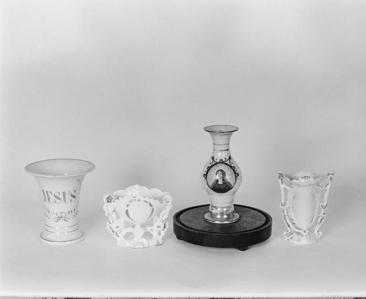 Ensemble de 4 vases.