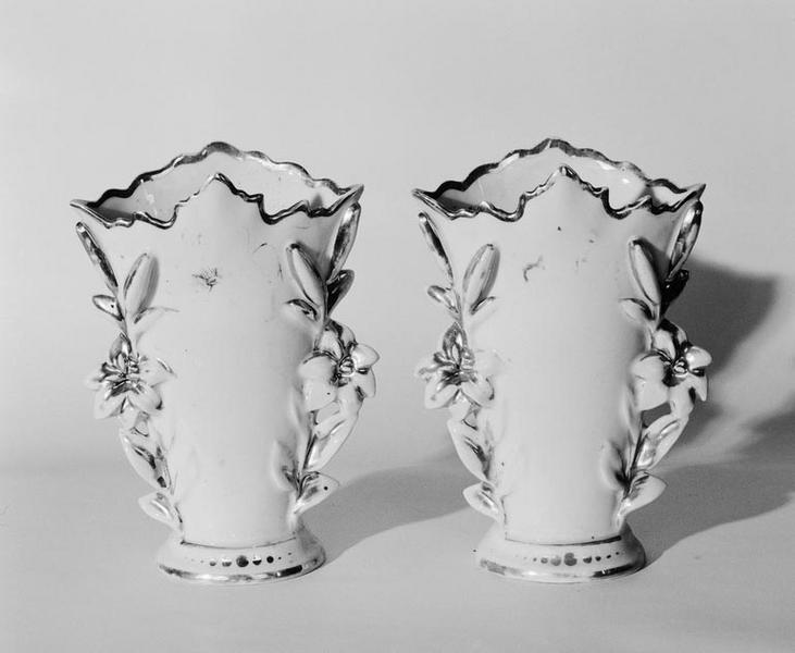 Deux vases à fleurs (d'un ensemble de quatre).