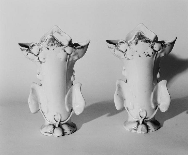 Paire de vases en porcelaine.