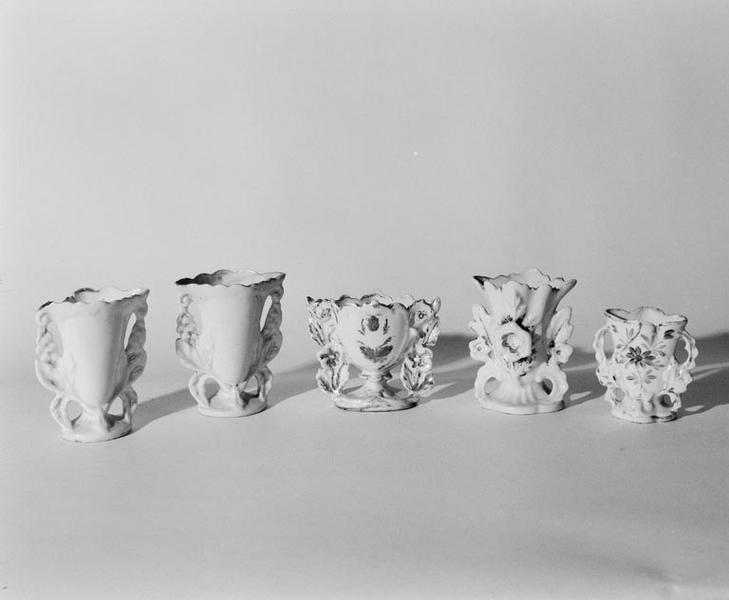 Ensemble de 5 vases en porcelaine.