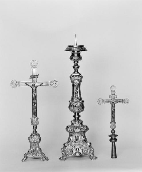 Vue d'une croix d'autel, un chandelier et une croix de procession.