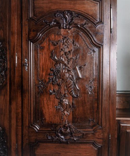 Armoire de sacristie et son fronton n°GHD 0067 et GHD 0068