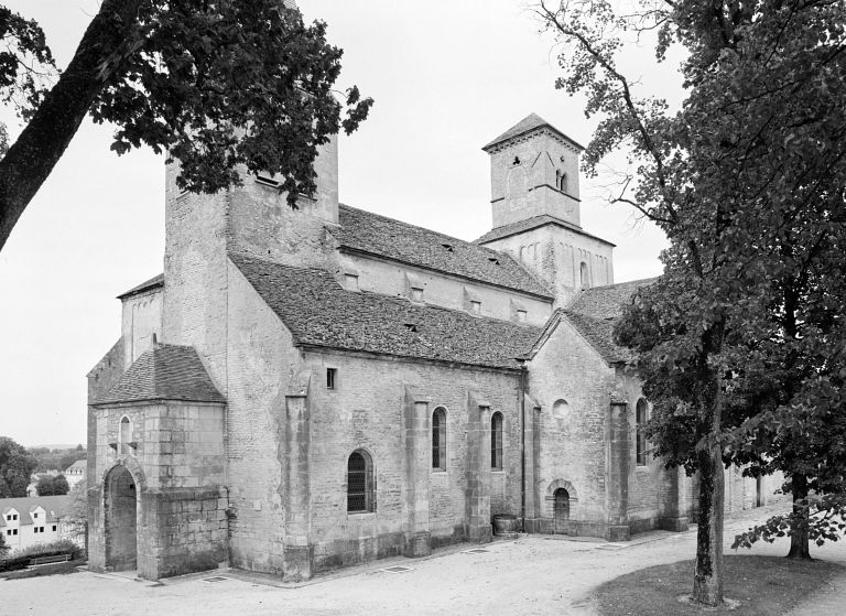 Elévation droite : porte de la chapelle Sainte-Croix et bas-relief portant la date 1610