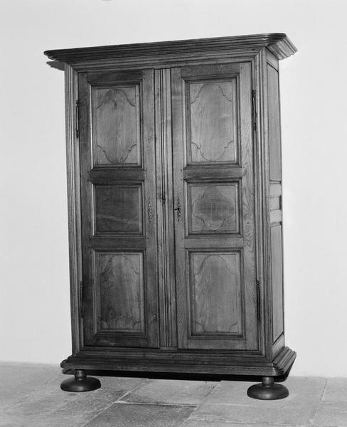 Armoire fermée