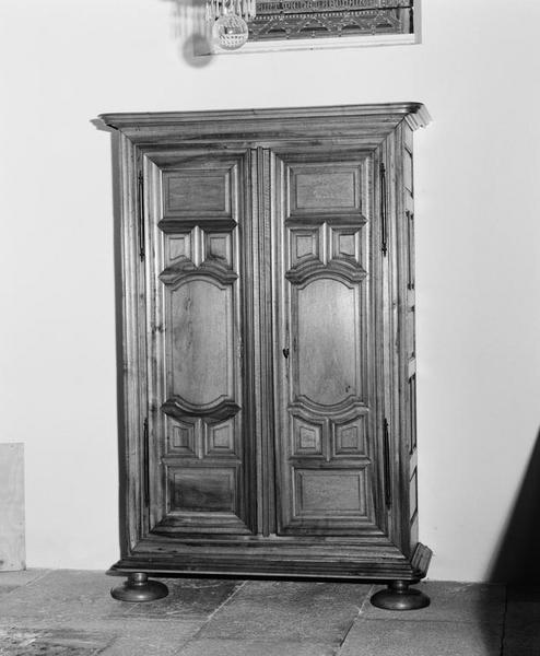 Armoire fermée