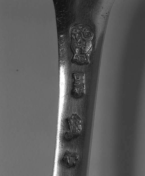Détail : poinçons.