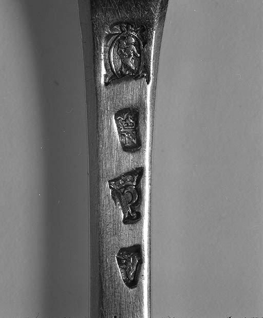 Détail : poinçons.