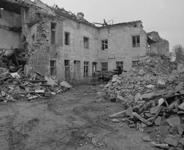 Cour antérieure : corps de bâtiment ouest et nord, vue prise du sud-est.
