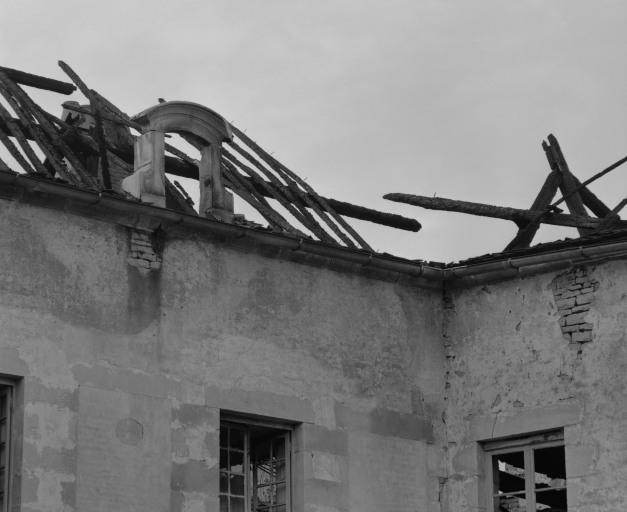 Cour antérieure : corps de bâtiment ouest, lucarne de l'élévation est.