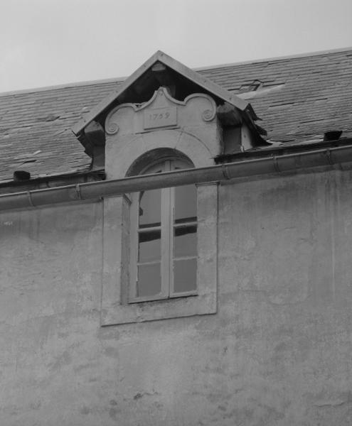 Cour antérieure : corps de bâtiment sud, lucarne portant la date 1759.