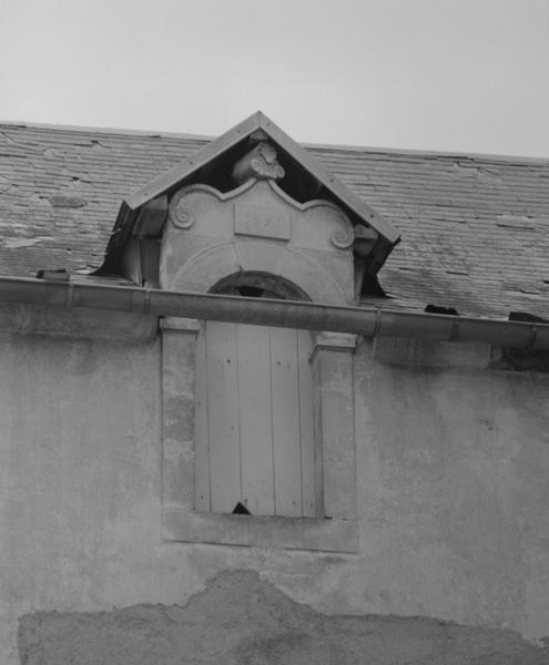 Cour antérieure : corps de bâtiment sud, lucarne portant la date 1651.
