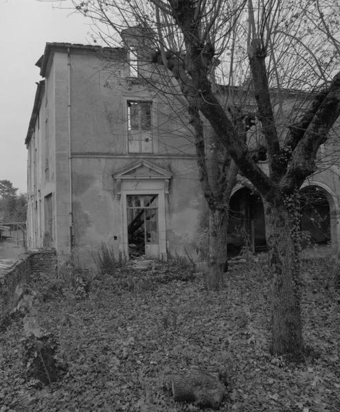Cour postérieure : vue partielle de l'élévation est.