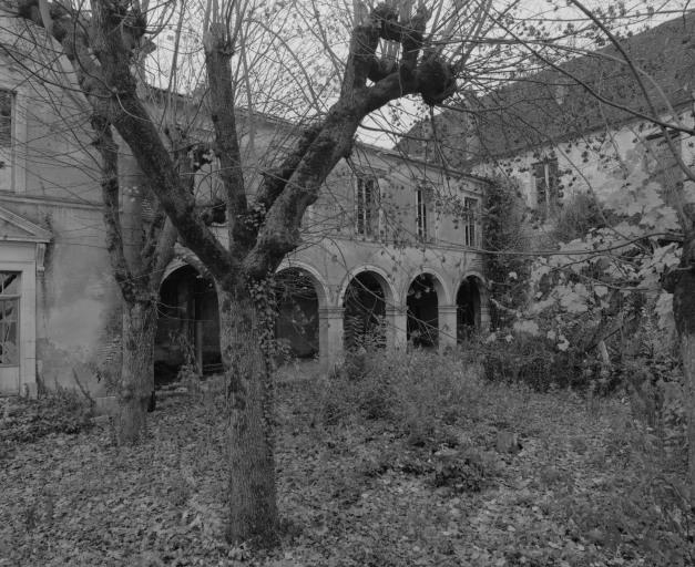 Elévation est, avec galerie, du bâtiment séparant les deux cours.