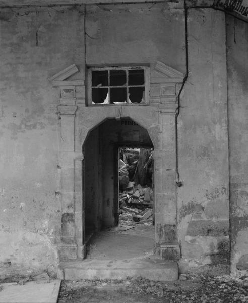 Cour postérieure : porte, située sous la galerie, du passage couvert reliant les deux cours.