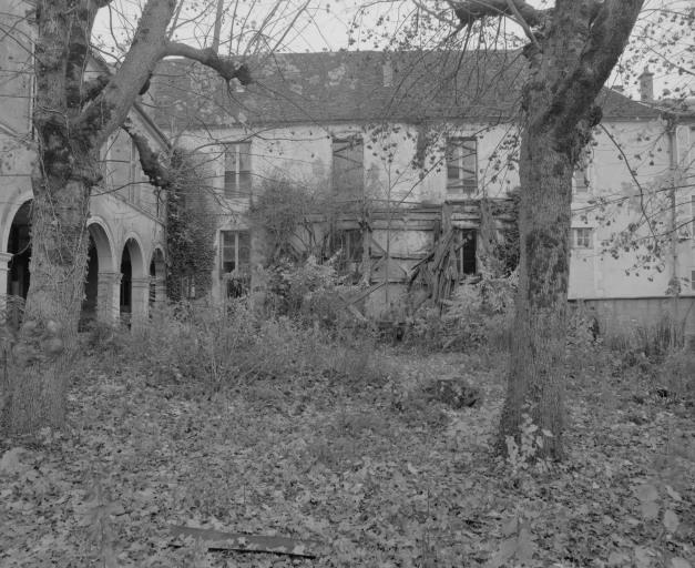 Elévations est et sud des bâtiments bordant la cour postérieure.