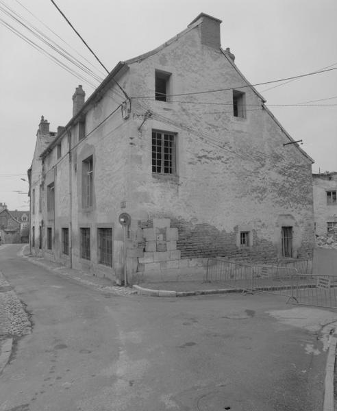 Elévations des bâtiments à l'angle des rues Docteur-Bourée et Guyotte.