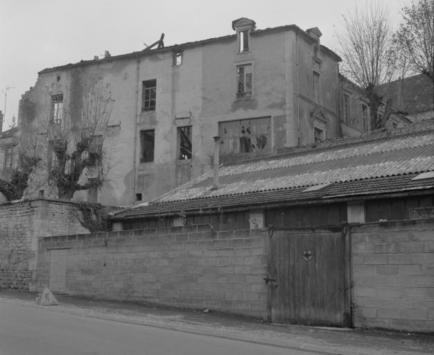 Elévation nord : vue prise de la rue du Bourg.