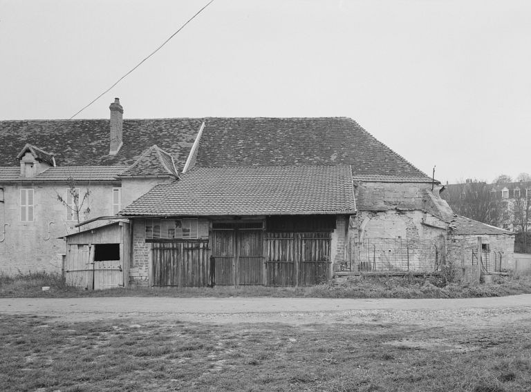 Bâtiment conventuel : corps de bâtiment ouest (élévation ouest) comprenant, au sud, les vestiges de l'angle sud-ouest de l'église du 13e siècle