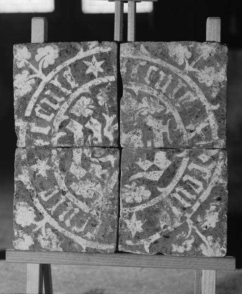 Quatre carreaux formant un motif.