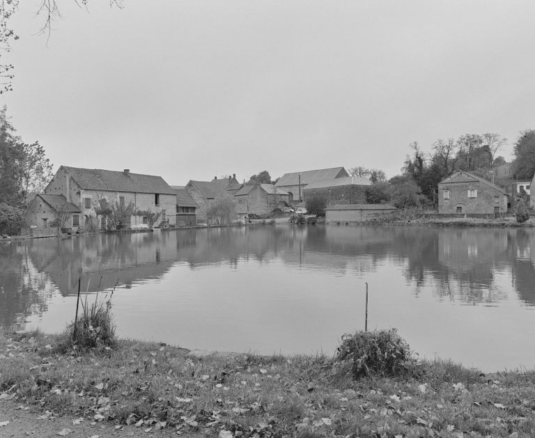 Le centre du village et la mare : vue d'ensemble prise du sud-ouest.