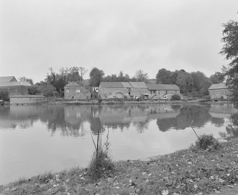 Le centre du village et la mare : vue d'ensemble prise du sud-ouest.