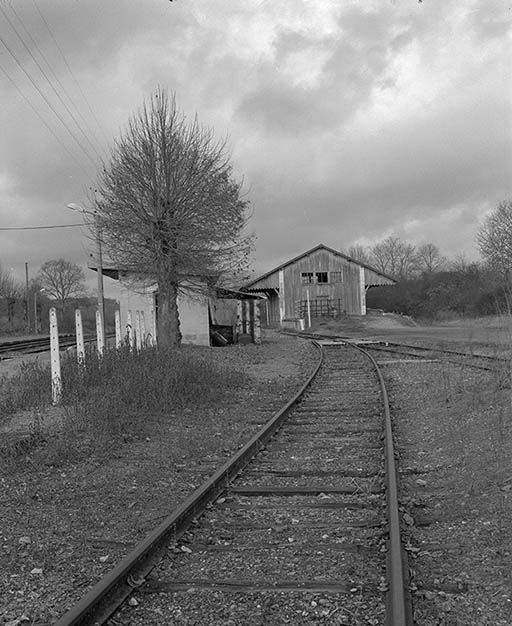 L'abri des voyageurs et le hangar