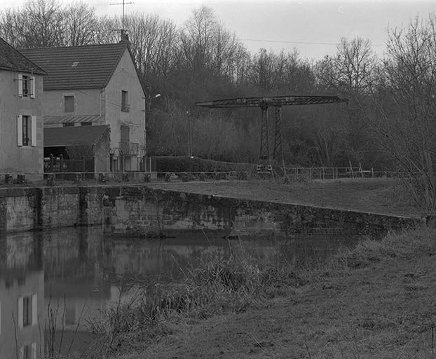 Pont-levis sur le canal du Nivernais : vue d'ensemble prise du sud-est.