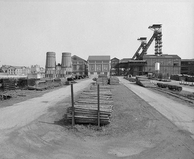 Vue d'ensemble des réfrigérants, des bâtiments des machines et des bâtiments d'extraction.