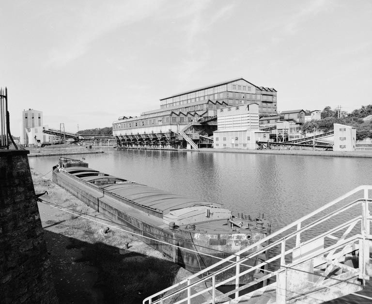 Vue de trois quarts depuis la passerelle du canal.