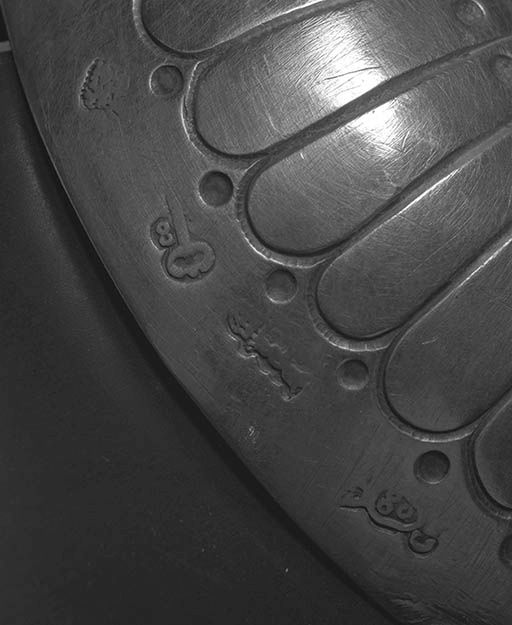 Détail : poinçons.