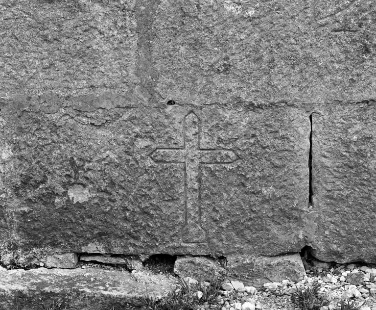 Façade : porche, croix gravée sur le mur droit