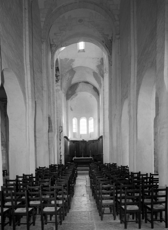 Nef et choeur : vue prise de l'entrée