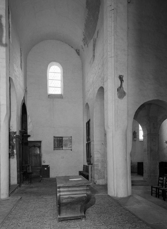 Bras droit du transept : vue prise du bras gauche du transept