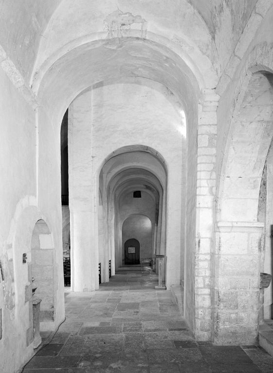 Bas - côté gauche : vue prise de la chapelle du Carmel