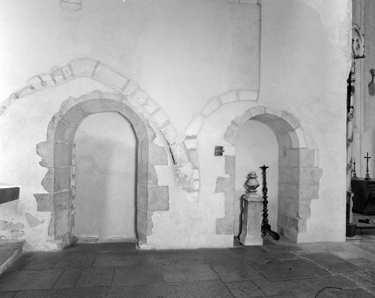 Chapelle du Carmel : arcades communiquant autrefois avec le choeur (murées)