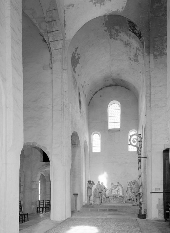 Bras gauche du transept : vue prise du bras droit du transept