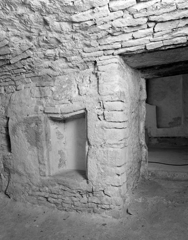 Ossuaire, à droite de la chapelle Saint-Bernard, sous le bras gauche du transept