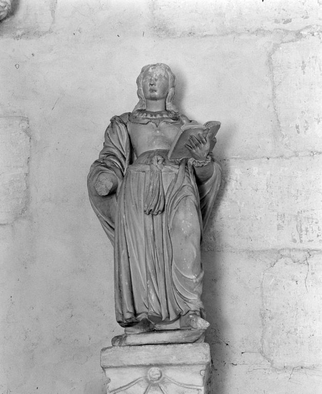 Statuette : sainte au livre.